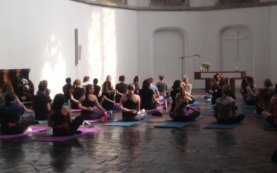 Mooi begin van Well Being Week: yoga in de Janskerk!